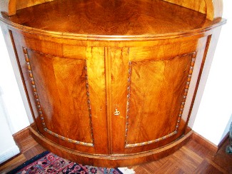 Antike Moebel  - Nussbaumeckschrank - Biedermeier