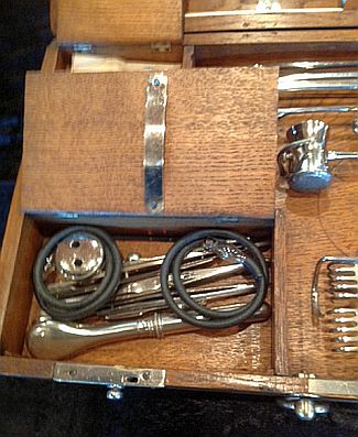 alte medizinische Instrumente - altes chirurgisches Reisebesteck
