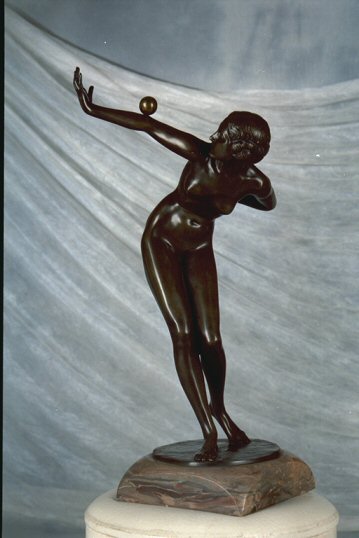 Statue Ernst Seger Die Kugelspielerin